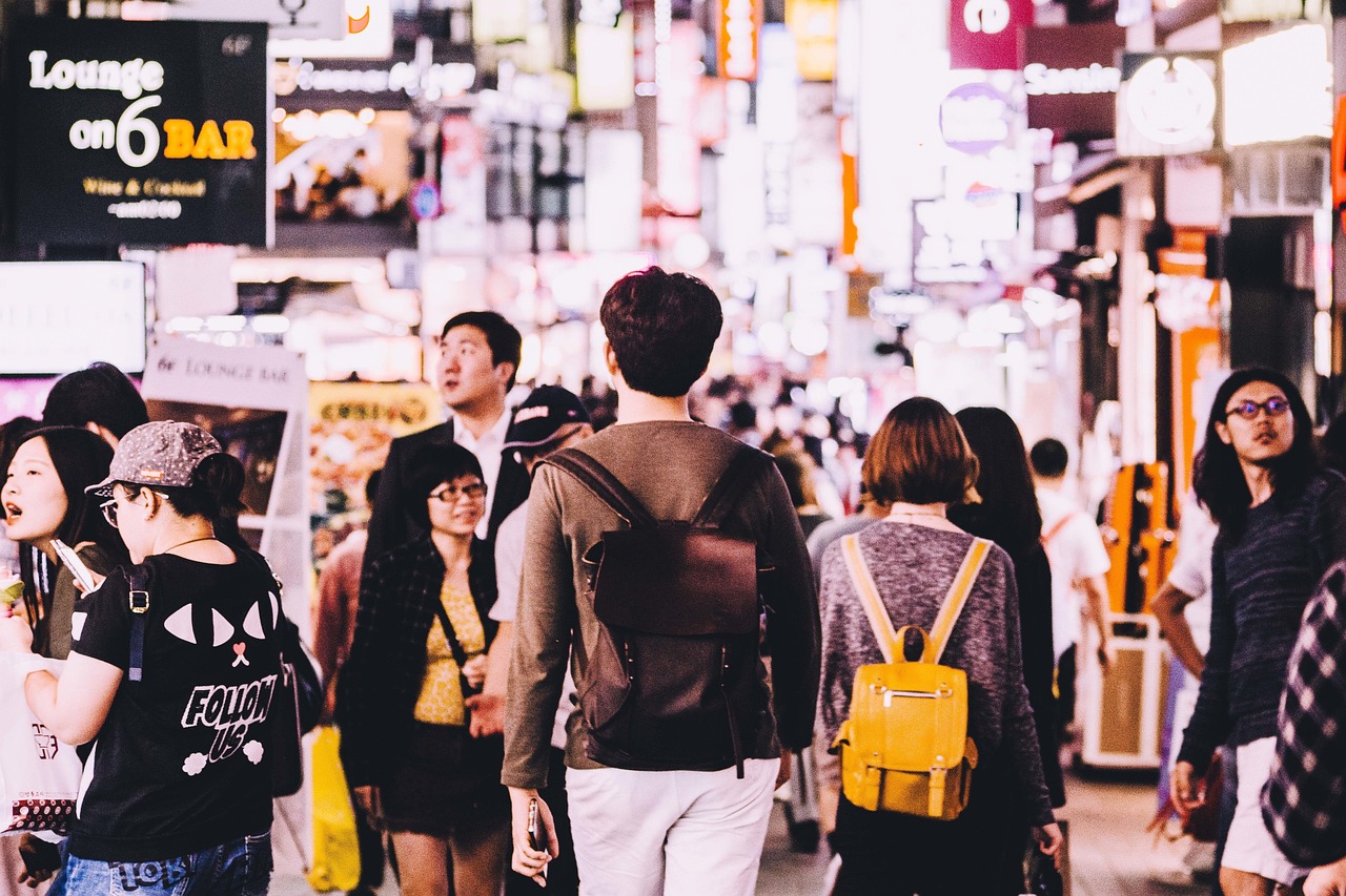 男生偶遇七胞胎逛商场，震撼与惊喜的瞬间