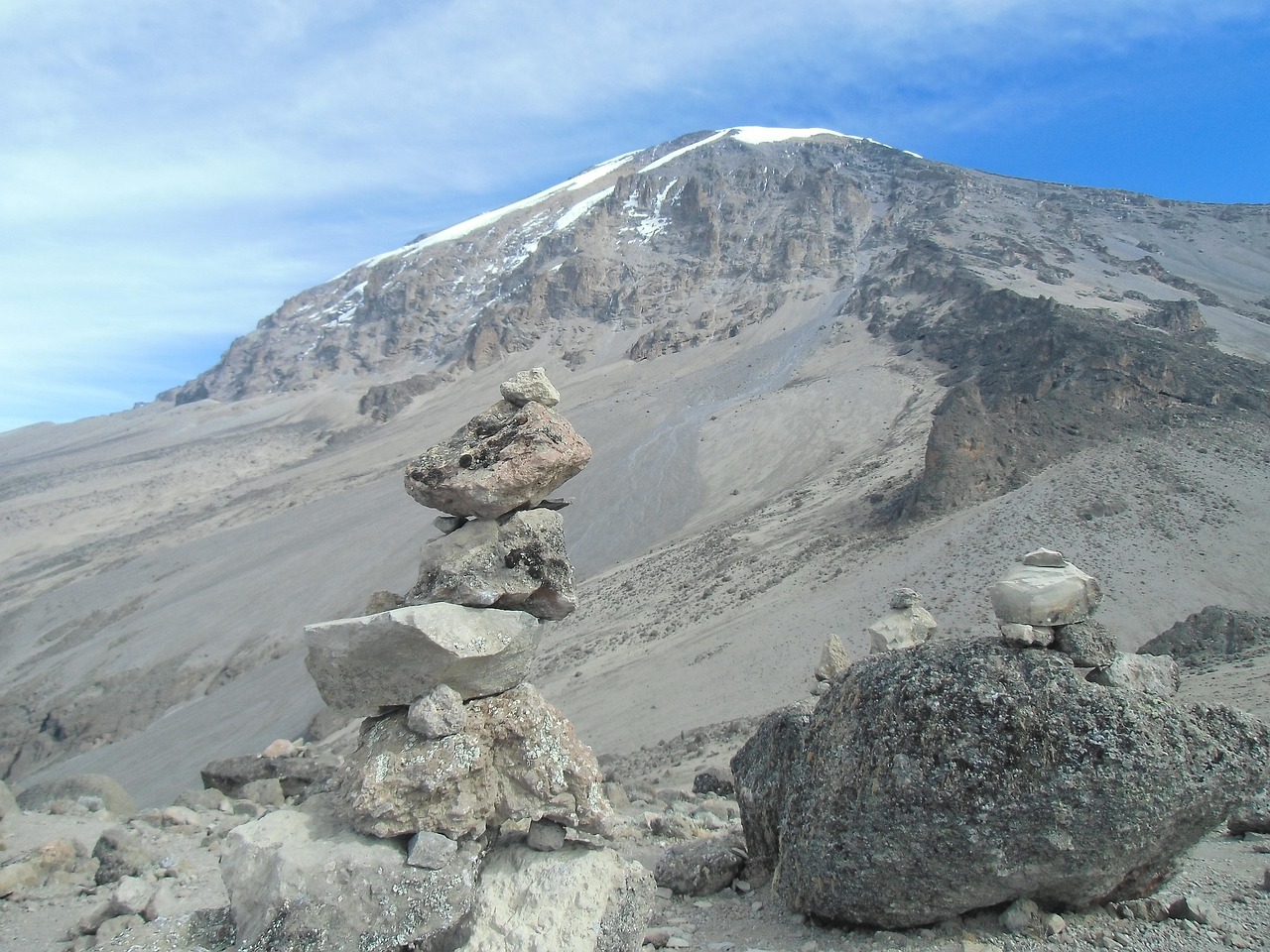 背上梦想，征服高峰，骆驼户外登山包的探险之旅